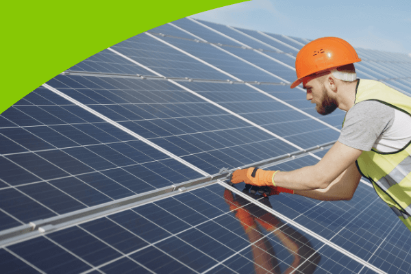 operaio monta pannelli fotovoltaici