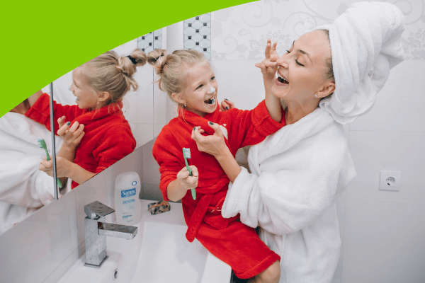 mamma e figlia in bagno